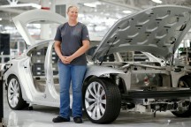 Tesla zit boven de 300.000 auto’s.'