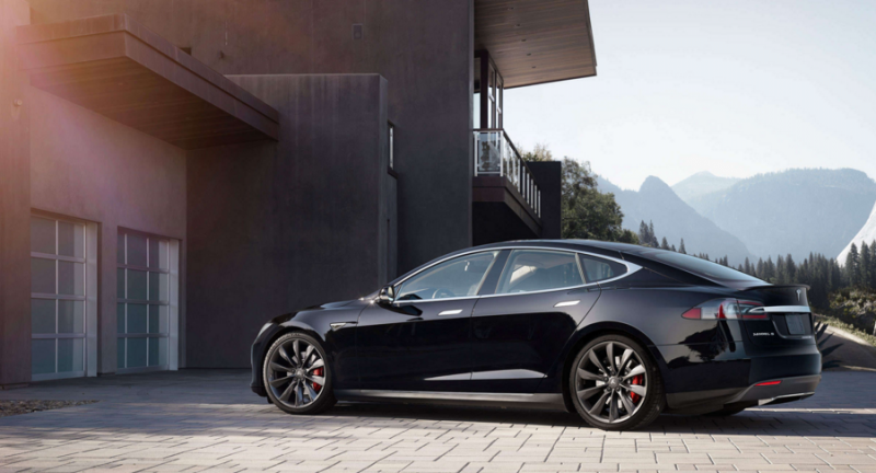 Tesla laat auto’s zelf parkeren met 'Summon' update