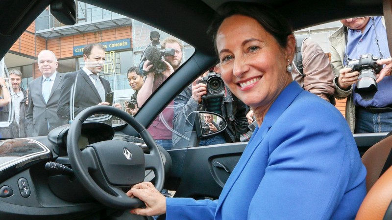 minister Ségoléne Royal van milieu de autofabrikant op de kortst mogelijke termijn ter verantwoording geroepen.