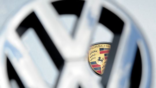 Grootaandeelhouder Porsche SE steunt het bestuur van het door het dieselschandaal geteisterde Volkswagen.