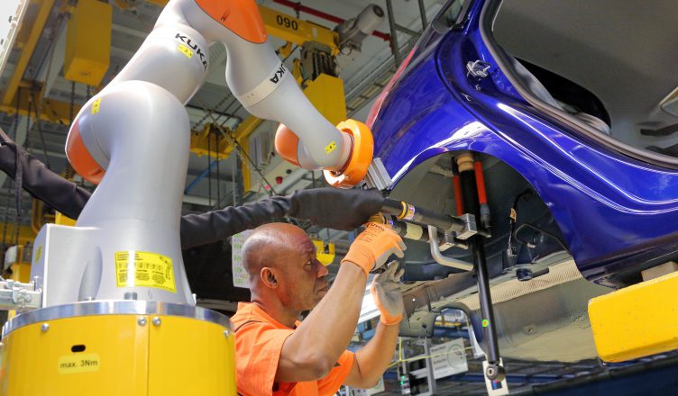 Samenwerking robot en mens bij Ford Keulen