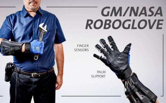 GM trekt robot-handschoenen aan