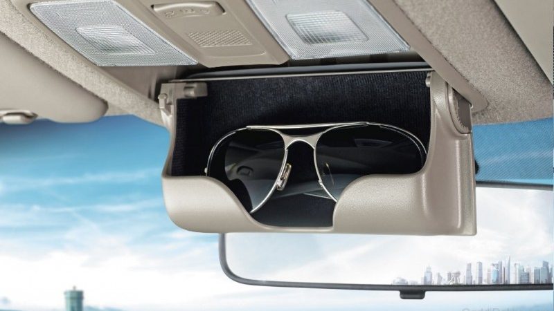 De zonnebril wordt vaak opgeborgen in aparte compartimenten van de auto en daardoor over het hoofd gezien bij het inleveren van het voertuig.