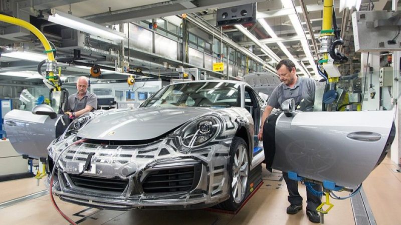 Duitse autoproductie zakt fors in