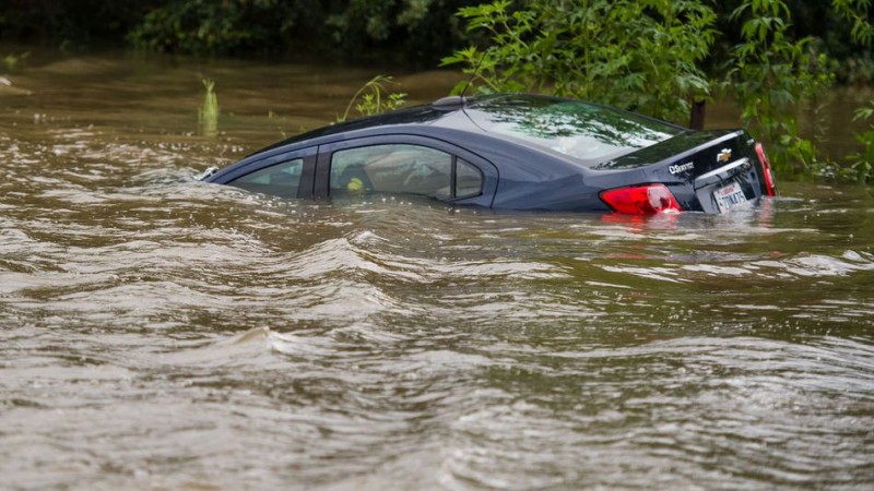 Zeker 100.000 auto’s vernield bij overstromingen VS