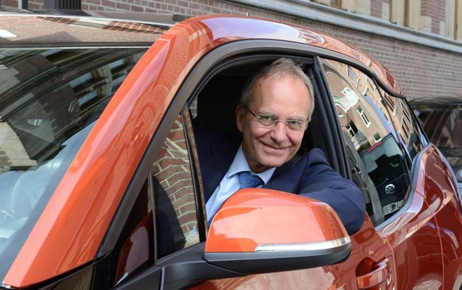 Minister Henk Kamp van Economische Zaken zegt dat de cijfers aantonen "dat het goed gaat met het elektrisch vervoer in Nederland".