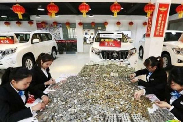Chinees betaalt dure SUV met kleingeld