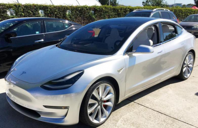 Tesla rijdt proefrondjes met Model 3