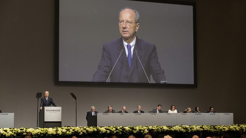 VW-baas betaalt ruim half miljoen aan vliegtickets terug