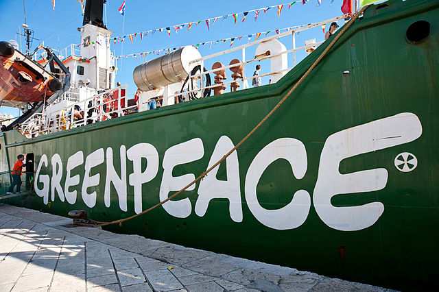 Greenpeace kaapt schip vol VW’s in Britse haven