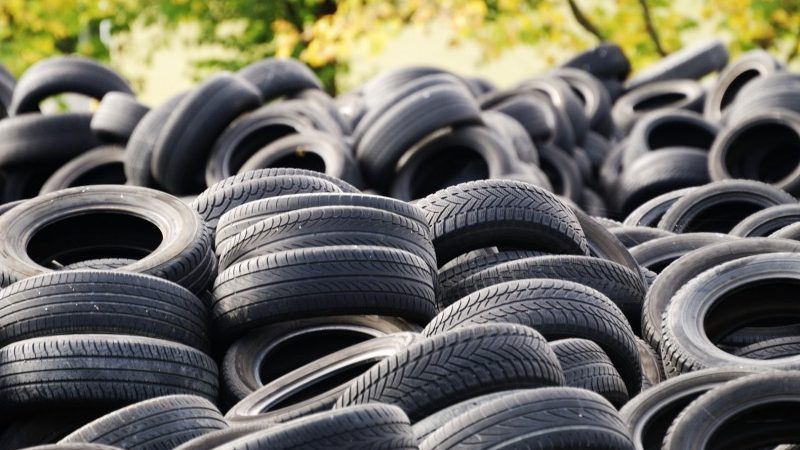 Zembla duikt opnieuw in rubbergranulaat autobanden