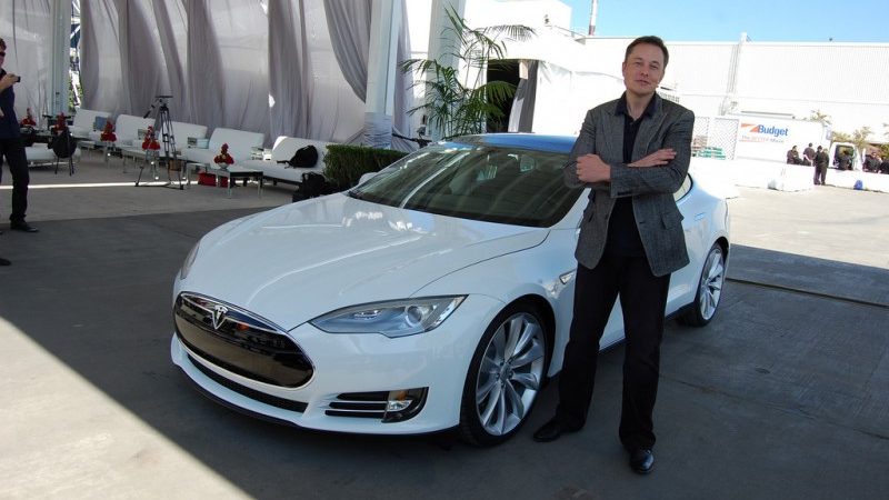 Analyse: Hele autowereld valt over Tesla heen