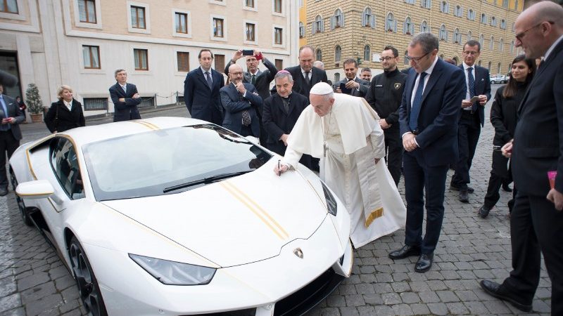 Lamborghini schenkt Huracán aan de Paus