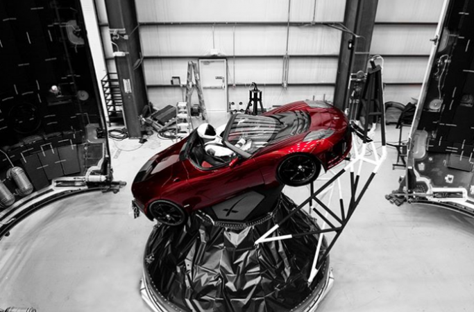 Tesla schiet een Roadster de ruimte in