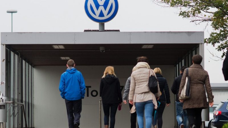 Werknemers VW zijn schandalen beu