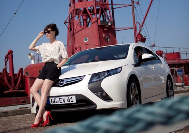 Opel wil meer vrouwen als autoverkoper