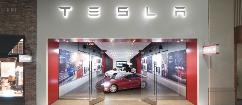 Jo-jo beleid bij Tesla: winkels blijven open, auto’s duurder