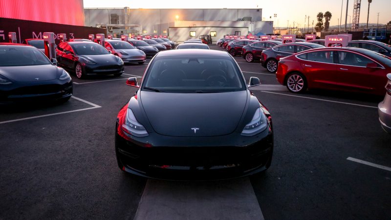 Tesla levert weer duizenden auto’s af in haven Amsterdam