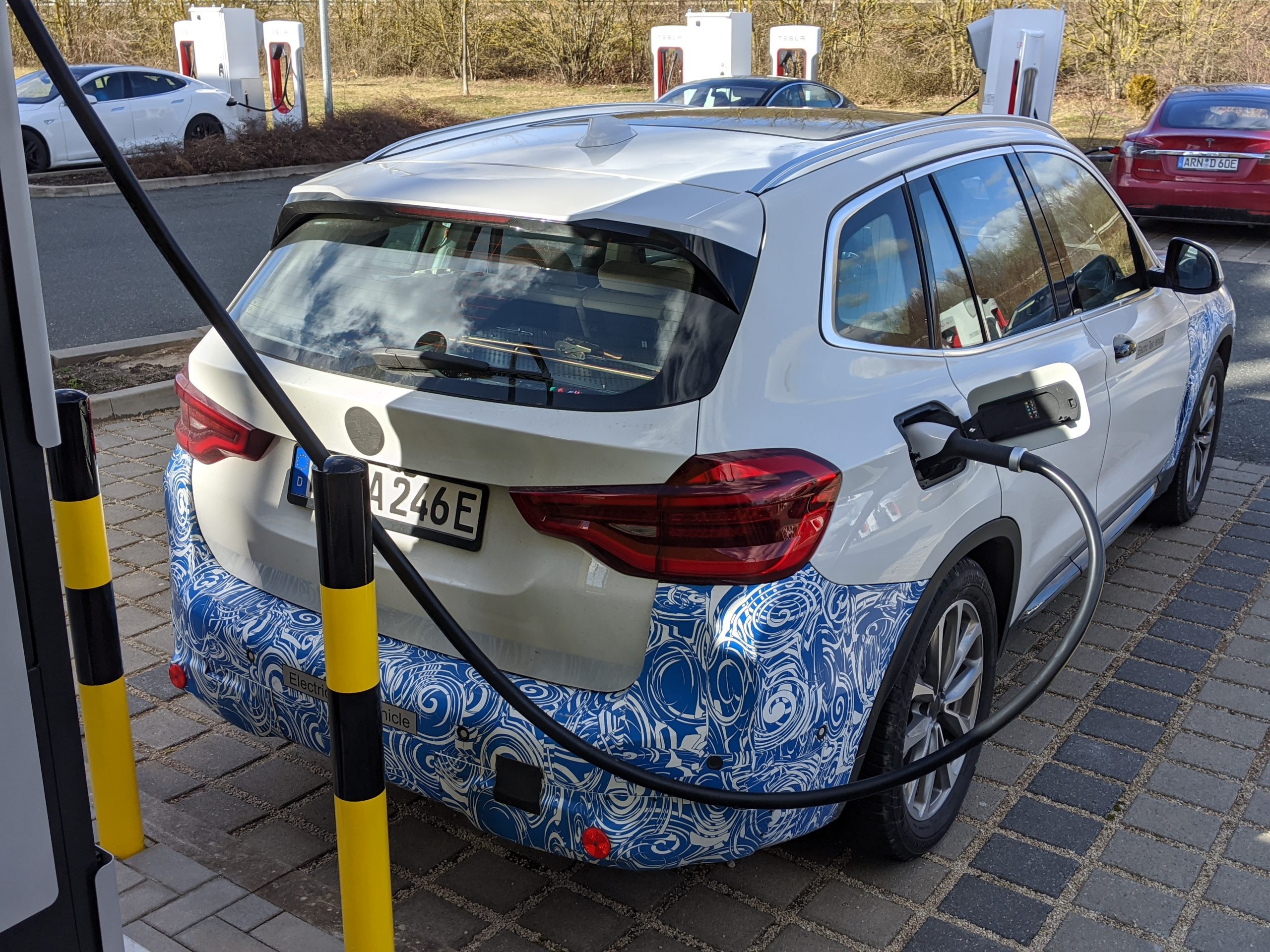 BMW iX3 gespot in omgeving München